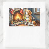 Beagle Sitting by Fireplace with Christmas Lights Rechteckiger Aufkleber (Tasche)