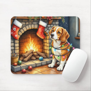 Beagle sitzt neben dem Kamin mit Weihnachtsbeleuch Mousepad
