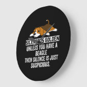 Beagle Stille ist goldener Witzhund Große Wanduhr (Winkel)