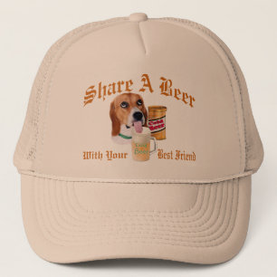 Beagle teilt einen Bierhut Truckerkappe