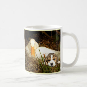 Beagle-Welpe mit der Enten-Tasse Kaffeetasse