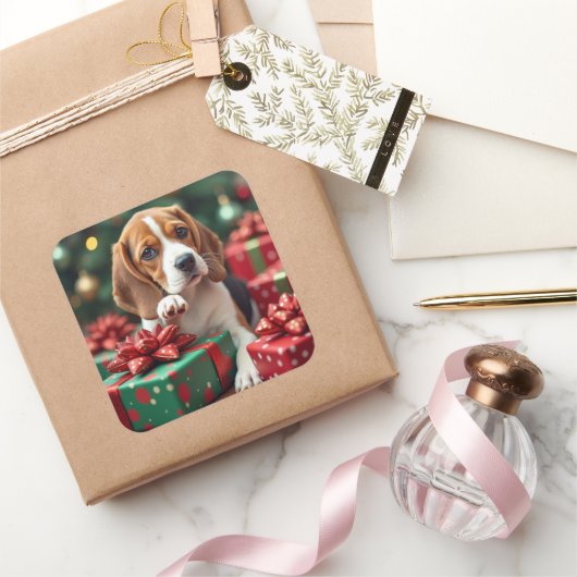 Beagle Wrapping Gifts Christmas Painting Quadratischer Aufkleber (Schenken)