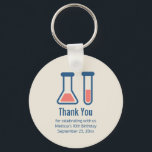 Beaker & Test Tube Science zum Geburtstag Schlüsselanhänger<br><div class="desc">Ein Geburtstag begünstigt Schlüsselkette für ein wissenschaftlich thematisches Party. Ein niedlicher zeichn eines Reagenzglases und eines Bechers. Ideal für Wissenschaftsarten.</div>