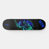 Beängstigende Badass Neon Blue Skull Monogram Skat Skateboard (Horizontal)