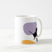 Beängstigende FliegenHexe auf Besenstiel Halloween Kaffeetasse (VorderseiteRechts)