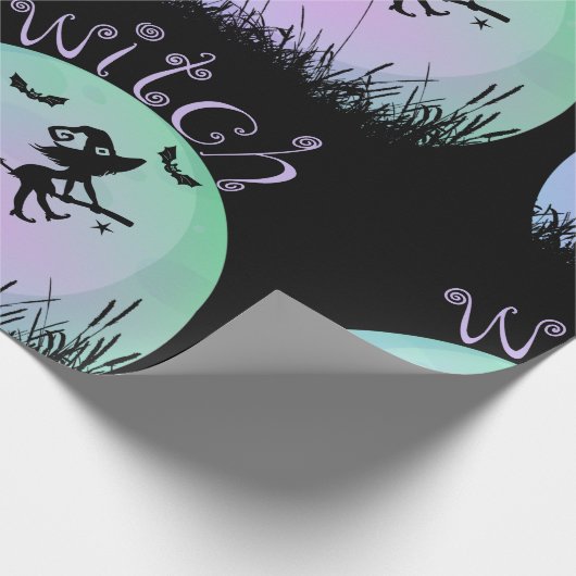 Beängstigende Hexe auf einem Besenstiel mit Katze Geschenkpapier (Ecke)