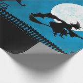 Beängstigende Hexe, die auf ihrem Broomstick flieg Geschenkpapier (Ecke)
