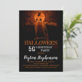 Beängstigende Pumpkin Halloween 50. Geburtstagspar Einladung (Stehend Vorderseite)
