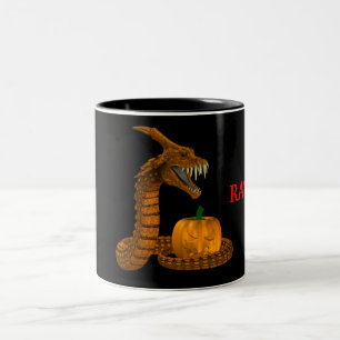 Beängstigende Schlange schützt einen Kürbis Zweifarbige Tasse