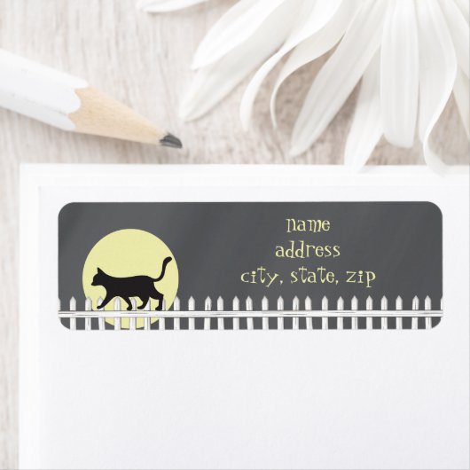 Beängstigende schwarze Katze auf Pickzaun (Insitu)