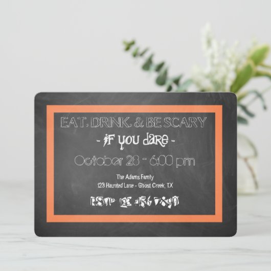 Beängstigende Skull Chalkboard laden ein Einladung (Stehend Vorderseite)