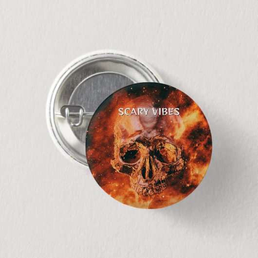 Beängstigende Vibes. Flammenschädel im Weltraum Button (Vorne & Hinten)