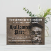 Beängstigender griechischer Schädel mit HutHallowe Einladung (Stehend Vorderseite)