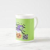 Beängstigender Kürbis mit einem weißen Kätzchen un Porzellantasse (Vorderseite Rechts)