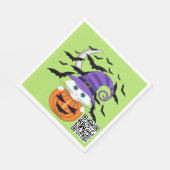 Beängstigender Kürbis mit einem weißen Kätzchen un Serviette (Ecke)