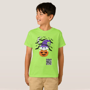 Beängstigender Kürbis mit einem weißen Kätzchen un T-Shirt