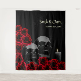 Beängstigender rötlich-blumengotischer Schädel und Wandteppich