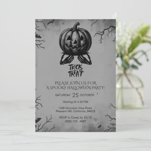 Beängstigender Skeleton Pumpkin Trick oder Treat S Einladung (Stehend Vorderseite)