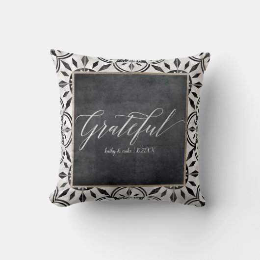 Beängstigender Vintager Bauernhof Rustikal schwarz Kissen (Vorderseite)