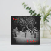 Beängstigendes FriedhofsHalloween Einladung (Stehend Vorderseite)