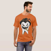 Beängstigendes Ghoulish-Zelt in Hexenhutenhut Hall T-Shirt (Vorne ganz)