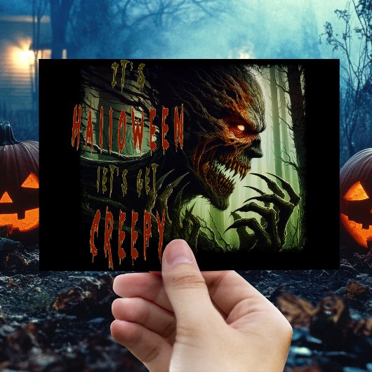Beängstigendes, gruseliges Holzmonster, Dämon oder Postkarte
