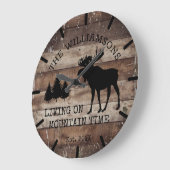 Beängstigendes rustikales Holz, das auf der Berger Große Wanduhr (Winkel)