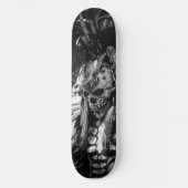 Beängstigendes schwarzes und weißes glückliches Ha Skateboard (Vorderseite)