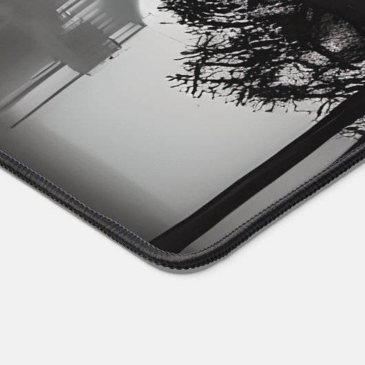 Beängstigendes Spuk Herrenhaus in Nebel Schreibtischunterlage (Ecke)