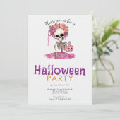 Beängstigendes und Creepy Skeleton Halloween-Party Einladung (Stehend Vorderseite)
