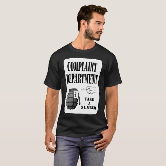 Beanstandungs-Abteilung nehmen einen T-Shirt (Vorne ganz)