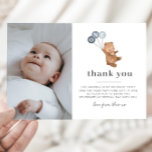 Bear 3 Blue Balloons Foto Danke, Card Einladung<br><div class="desc">Ein Foto Dankeschön-Karte mit einem süßen Bären mit 3 blauen Ballons. Ideal, um Ihren Gästen zu danken, dass sie zu Ihrem 1. Geburtstag Party kommen! Sie können diesem Design Ihr eigenes Foto hinzufügen. Die Ballons sind blau, aber Sie können auch die Farbe jedes einzelnen ändern, wenn Sie es vorziehen. Sie...</div>