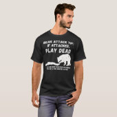 Bear Attack Tip Play Dead - Dark Humor Survival T-Shirt (Vorne ganz)