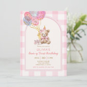 Bear Balloon Pink Gingham Beary First Birthday Einladung (Stehend Vorderseite)