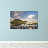 Bear Butte reflektiert in den Bar Butte Lake nahe Leinwanddruck (Insitu (Holzboden))