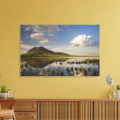 Bear Butte reflektiert in den Bar Butte Lake nahe Leinwanddruck (Insitu (Wohnzimmer))