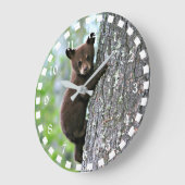 Bear Cub Climbing a Tree Große Wanduhr (Winkel)