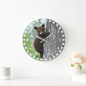 Bear Cub Climbing a Tree Große Wanduhr (Zuhause)