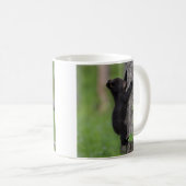 Bear Cub Climbing a Tree Kaffeetasse (VorderseiteRechts)