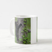 Bear Cub Climbing a Tree Kaffeetasse (Vorderseite Links)