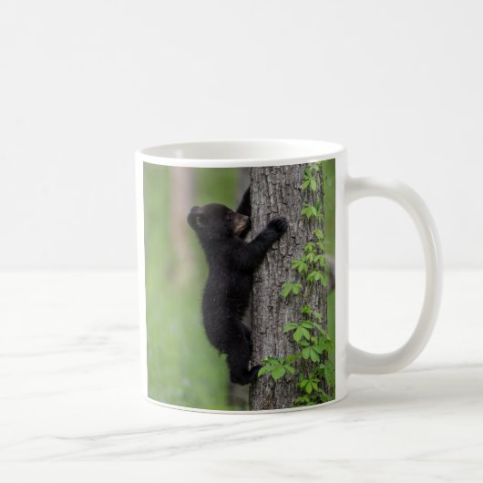 Bear Cub Climbing a Tree Kaffeetasse (Rechts)