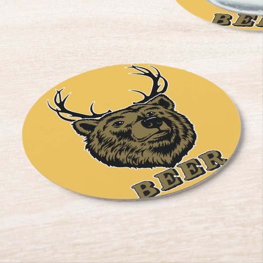 Bear + Deer = Beer? Runder Pappuntersetzer (Angewinkelt)