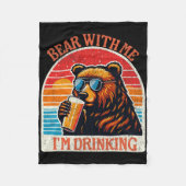 Bear Drinking Beer Outdoor Funny Grizzly Hiking Fleecedecke (Vorderseite)