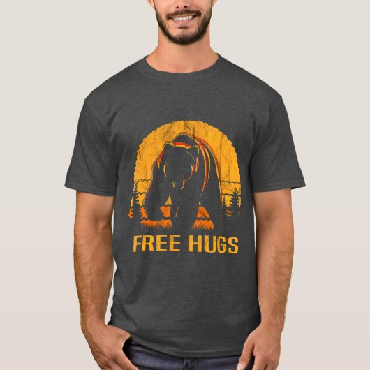 Bear Free Hugs Camping T-Shirt (Vorderseite)
