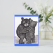 Bear Hug. Zwei Bären in der Natur Postkarte (Stehend Vorderseite)