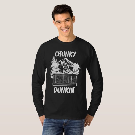 Bear in einem Hot Tub Chunky Dunkin Jacuzzi T-Shirt (Vorne ganz)