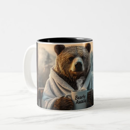 Bear in Robe Holding Kaffee Tasse (Vorderseite Links)