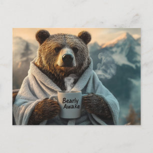 Bear in Robe Holding Kaffee Tasse Postkarte
