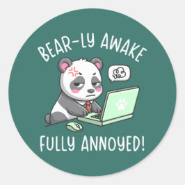 Bear-ly Awake Fully Annoyed - Panda Office Humor Runder Aufkleber