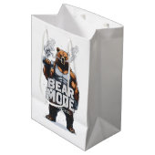 Bear Mode Activated 2026 Mittlere Geschenktüte (Vorderseite Schrägansicht)